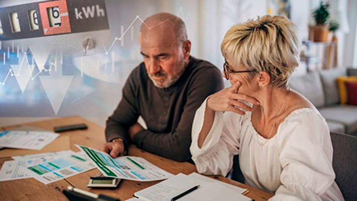 koppel bekijkt energiefactuur